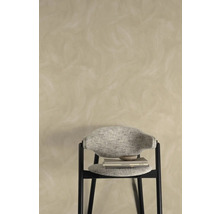 Dekorative Wandgestaltung mit Stuhl und Büchern