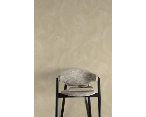 Dekorative Wandgestaltung mit Stuhl und Büchern