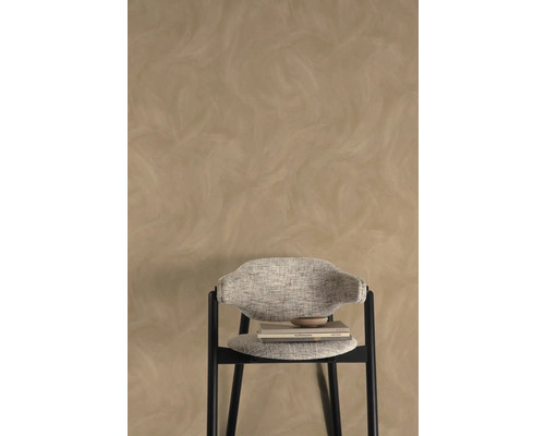 Wandgestaltung mit venezianischer Putztechnik und Stuhl