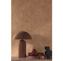 Dekorative Szene mit Tischlampe, Büchern und Ziergefäßen