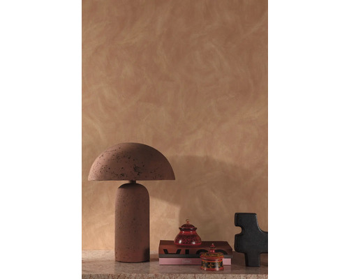 Dekorative Szene mit Tischlampe, Büchern und Ziergefäßen