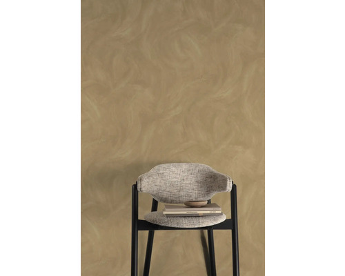 Wandgestaltung mit Marmorputz und Stuhl