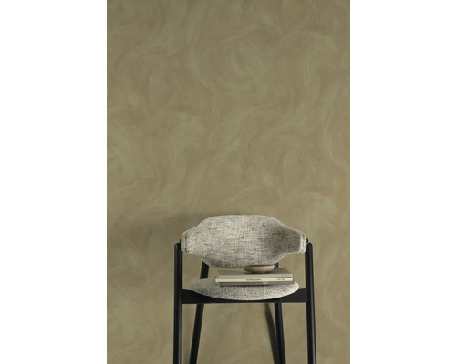 Wandgestaltung mit venezianischer Spachteltechnik und Stuhl