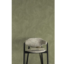 Wandgestaltung mit Spachteltechnik und Stuhl