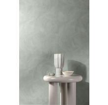 Wandgestaltung mit Spachteltechnik, Tisch mit Dekoration