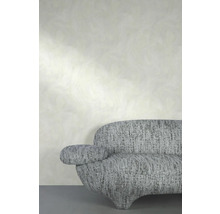 Graues Sofa mit strukturiertem Stoffbezug vor einer Wand