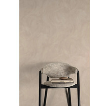 Stuhl mit Stoffbezug und Holzschale auf Büchern