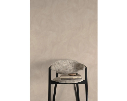 Stuhl mit Stoffbezug und Holzschale auf Büchern