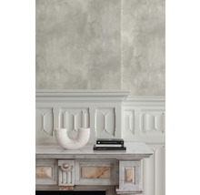 Wohnraumgestaltung mit einer gemusterten Tapete, einem Marmorkamin und dekorativen Elementen