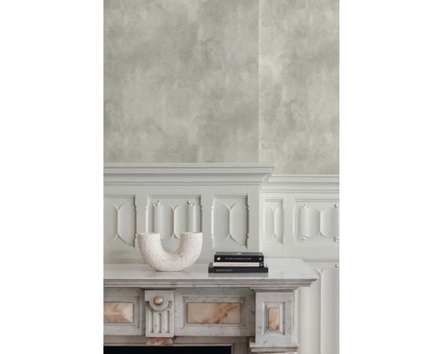 Wohnraumgestaltung mit einer gemusterten Tapete, einem Marmorkamin und dekorativen Elementen