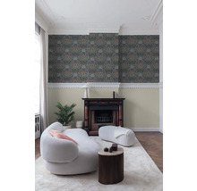 Wohnzimmer mit floral gemusterter Tapete, Kamin und weißen Möbeln für ein helles und modernes Ambiente