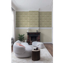 Wohnzimmer mit gemusterter Tapete, Kamin und weißen Möbeln für ein helles und geräumiges Ambiente.