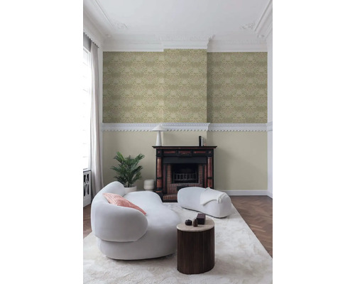 Wohnzimmer mit gemusterter Tapete, Kamin und weißen Möbeln für ein helles und geräumiges Ambiente.
