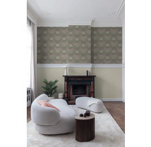 Wohnzimmer mit floral gemusterter Tapete, Kamin und weißen Möbeln für eine helle und organisierte Atmosphäre.