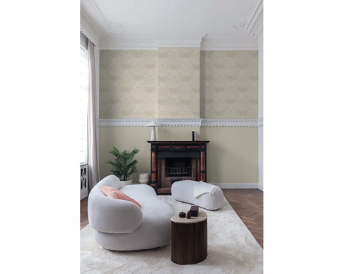 Wohnzimmer mit Tapete, Sofa, Sessel und Kamin