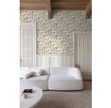 Wohnzimmer mit floraler Tapete, weißem Sofa und Holzbalkendecke