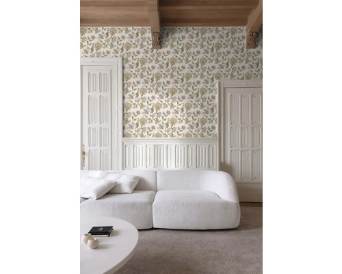 Wohnzimmer mit floraler Tapete, weißem Sofa und Holzbalkendecke