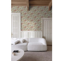 Wohnzimmer mit floraler Tapete, weißem Sofa und Tisch