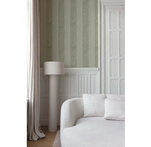 Innenraum mit gestreifter Tapete, Stehlampe und Sofa