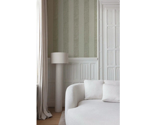 Innenraum mit gestreifter Tapete, Stehlampe und Sofa