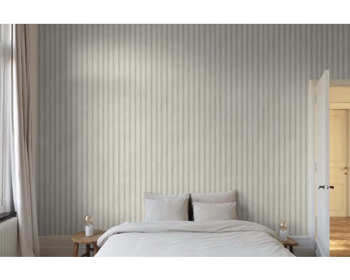 Schlafzimmer mit gestreifter Tapete