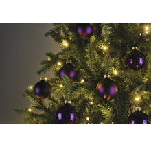 Nahaufnahme eines Weihnachtsbaums mit Kugeln und Lichterkette.