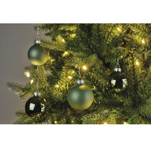 Geschmückter Weihnachtsbaum mit grünen Christbaumkugeln und Lichtern.