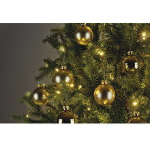 Geschmückter Weihnachtsbaum mit goldenen Kugeln und Lichterkette