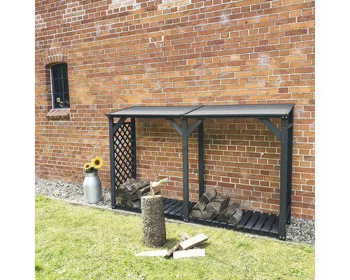 Holzlagerregal aus Holz mit Gitterrückwand vor einer Backsteinmauer