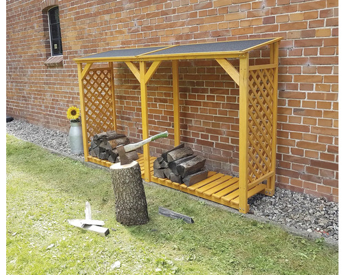 Brennholzregal aus Holz mit Dach und Gitterstruktur zur Lagerung von Brennholz im Garten.