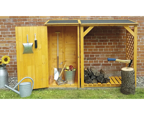 Gartenhaus mit Geräten, Holz und Zubehör vor einer Ziegelwand
