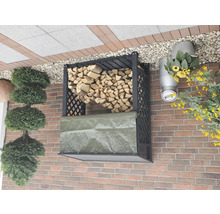 Brennholzregal mit Holz und Abdeckung im Außenbereich