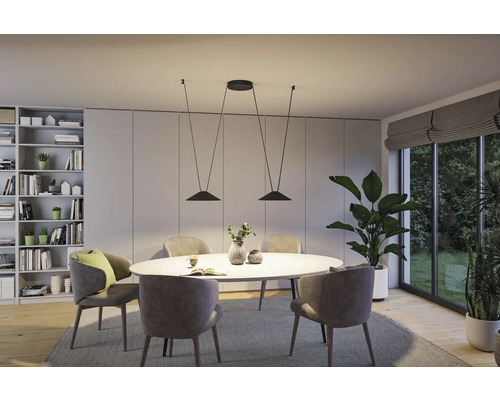 Esszimmer mit Esstisch, Stühlen und Hängelampe