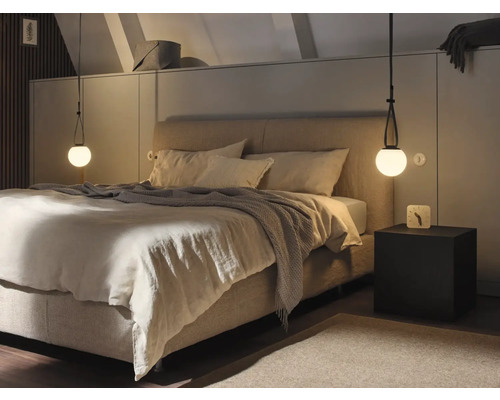 Schlafzimmer mit Doppelbett, Nachttisch und Pendelleuchten