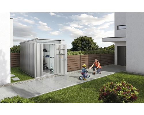 Metall Gerätehaus mit geöffneter Tür, Mutter und Kind auf dem Rasen