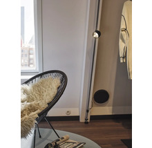 Innenraum mit Sessel, Leselampe und Wohnaccessoires für gemütliche Atmosphäre