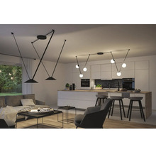 Modernes Wohnzimmer mit Esstisch und zwei Pendelleuchten für eine helle Atmosphäre