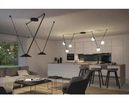 Modernes Wohnzimmer mit Esstisch und zwei Pendelleuchten für eine helle Atmosphäre