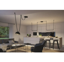 Modernes Wohnzimmer mit Pendelleuchten über Wohnbereich und Kücheninsel.