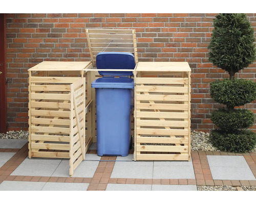 Mülltonnenbox aus Holz mit einer blauen Mülltonne vor einer Ziegelwand