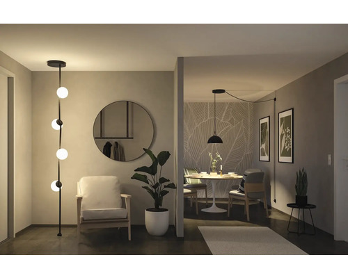 Wohnraum mit Stehlampe, Sessel, Spiegel und Esstisch