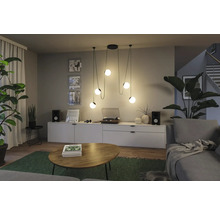 Wohnzimmer mit Pendelleuchte, Kommode, Schallplattenspieler und Zimmerpflanzen für eine gemütliche Atmosphäre.