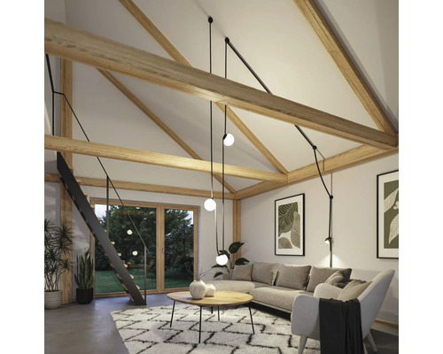 Helles Wohnzimmer mit Holzbalken, Ecksofa, Teppich und Treppe