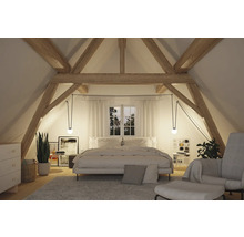 Schlafzimmer im Dachgeschoss mit Holzbalken und minimalistischem Design.