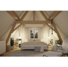 Schlafzimmer im Dachgeschoss mit Holzbalken und Pendelleuchten