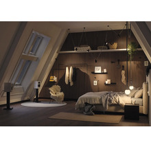 Schlafzimmer im Dachgeschoss mit Bett, Dachfenster und Holzverkleidung