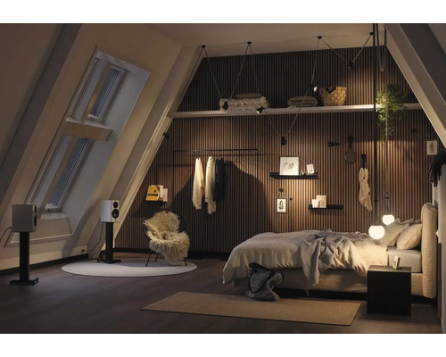 Modernes Schlafzimmer mit Dachschrägen, Holzpaneelenwand und Beleuchtung.