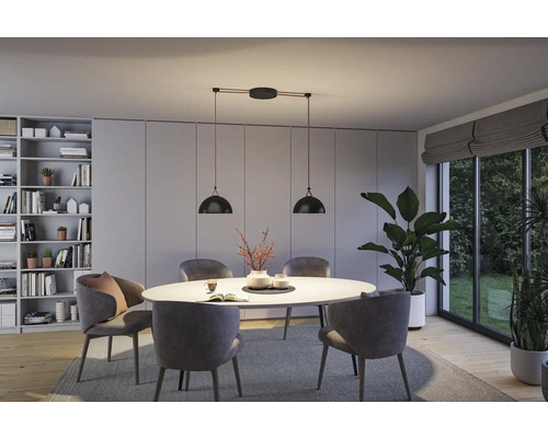 Esszimmer mit Esstisch, Stühlen und Hängelampe
