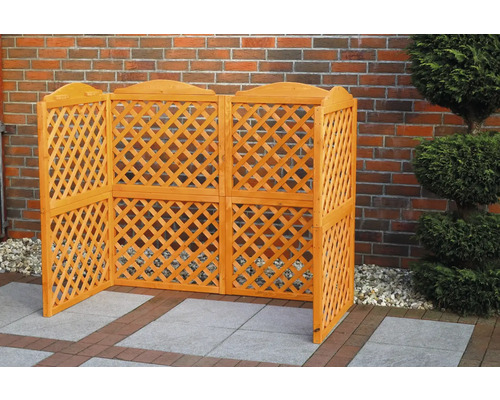 Hölzerner Sichtschutzzaun mit Rautenmuster im Garten