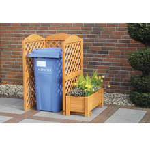 Mülltonnenbox aus Holz mit Gitterstruktur neben einer blauen Papiermülltonne und einem bepflanzten Holzkasten